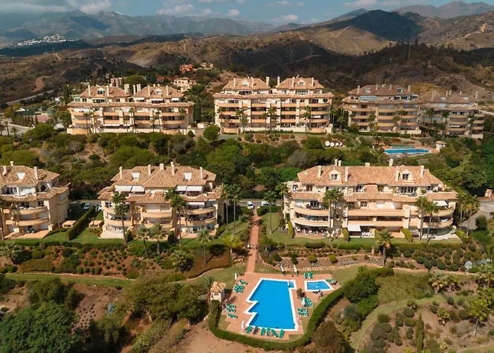 Luxurious Frontline Golf In Elviria Apartament